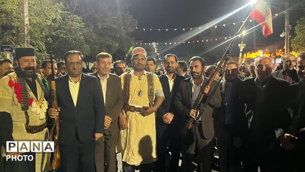 اجتماع بزرگ فرهنگیان و دانش‌آموزان یاسوج در خیابان جمهوری