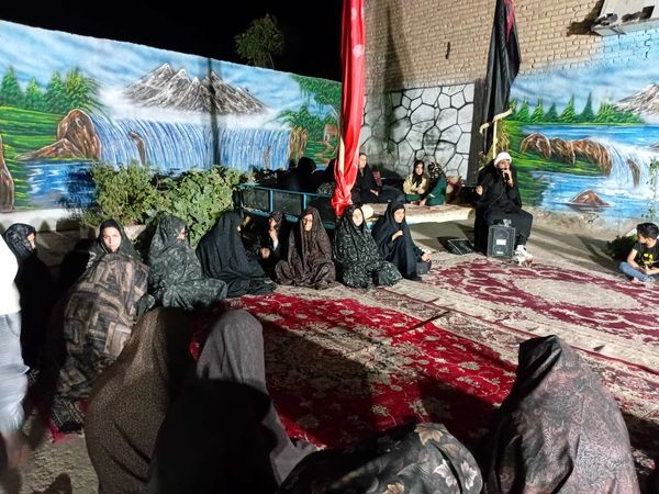 مراسم عزاداری ماه صفر در روستای نقاب در هنگام قطع برق
