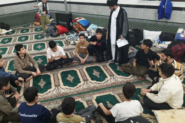 اعتکاف دانش آموزی در مسجد حضرت ابوالفضل قیامدشت