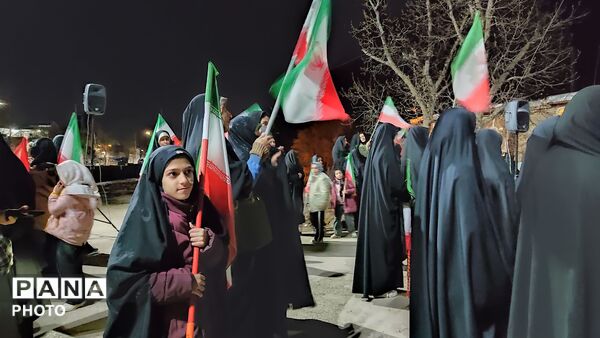 زن و مرد و پیر و جوان این شب ها در اجتماعات خیابانی شهر بار 