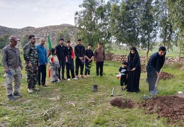 کاشت نهال توسط خانواده شهید رحیمی به مناسب روز طبیعت  در شهر ماژین