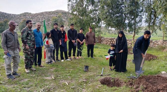 کاشت نهال توسط خانواده شهید رحیمی به مناسب روز طبیعت  در شهر ماژین