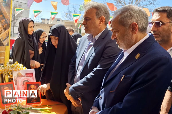 وزیر آموزش و پرورش میهمان دانش‌آموزان مدرسه شاهد دالکی