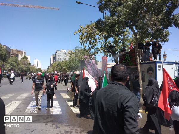تجلی عشق در مسیر وداع با رهبر شهید