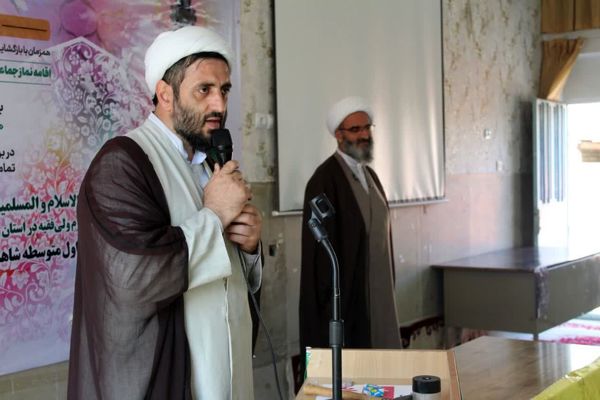 اقامه نماز جماعت در آموزشگاه متوسطه اول شاهد سمنان
