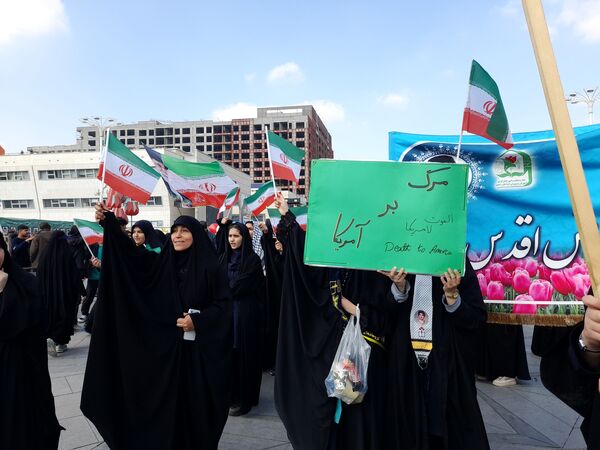 طنین فریاد «مرگ بر آمریکا» در میدان شهدا با حضور دانش‌آموزان شاهد ارض‌اقدس