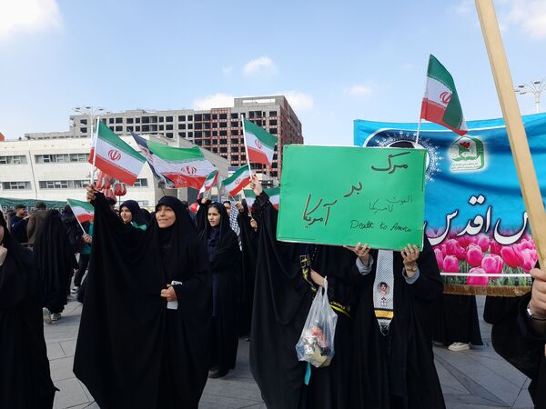 طنین فریاد «مرگ بر آمریکا» در میدان شهدا با حضور دانش‌آموزان شاهد ارض‌اقدس