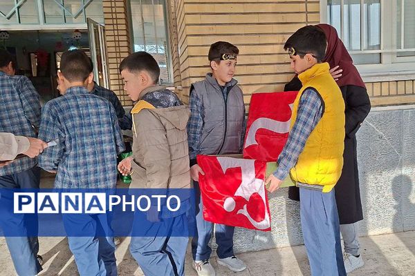 تجدید عهد دانش آموزان مدرسه ایمان ورامین با امام حسین (ع) 