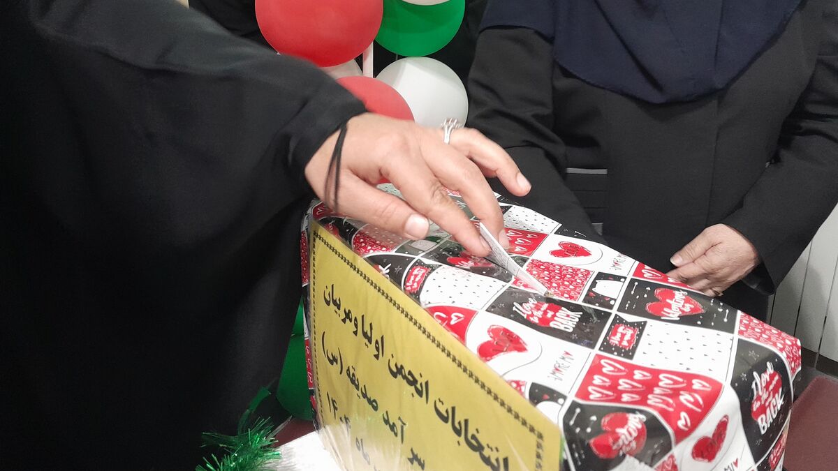 اولین مجمع انجمن اولیا و مربیان در دبیرستان صدیقه ۱