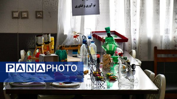 برپایی نمایشگاه آثار دانش‌آموزی در مدرسه متوسطه اول نمونه دولتی امام رضا (ع) فیض‌آباد