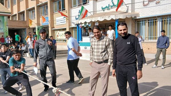 برگزاری مسابقات ورزشی دبیرستان معلم ساوجبلاغ در هفته تربیت‌بدنی