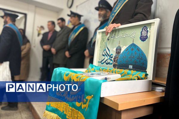 خادمان مسجد جمکران پرچم متبرک را به مدرسه شهید همت آوردند