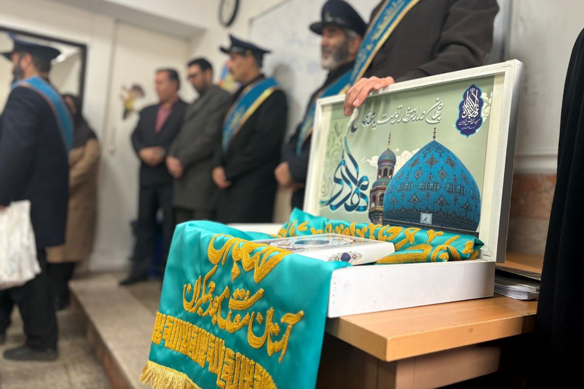 خادمان مسجد جمکران پرچم متبرک را به مدرسه شهید همت آوردند