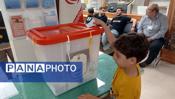 حضور کودکان به همراه والدین در شعبه‌های اخذ رأی