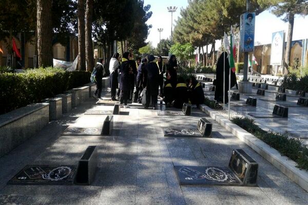 حضورپیشتازان دبیرستان شهید مجید دهنوی درگلزار شهدای بهشت فضل نیشابور
