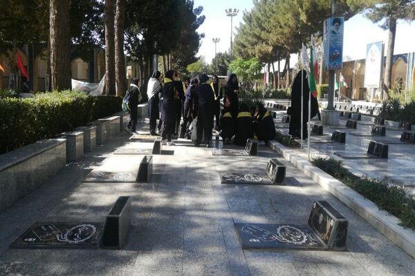 حضورپیشتازان دبیرستان شهید مجید دهنوی درگلزار شهدای بهشت فضل نیشابور