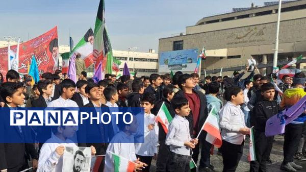 اجرای سرود در میدان شهدا به مناسبت دهه فجر