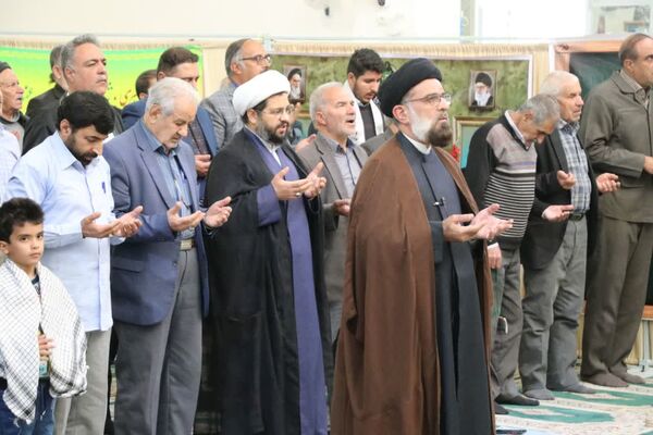 حضور با شکوه دانش‌آموزان و فرهنگیان در مراسم پر فیض نماز جمعه آباده در آستانه روز دانش‌آموز