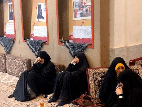 محفل شعرخوانی نخبگان ادبی با حضور مشاور رئیس‌جمهور شهید در قم
