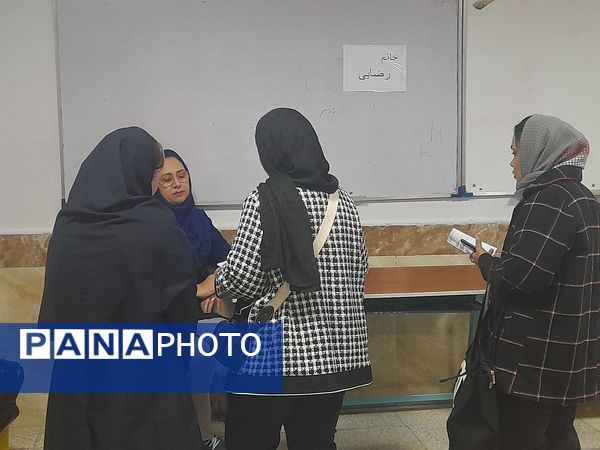 جلسه اولیا مربیان و تحویل کارنامه در دبیرستان سرافرازان