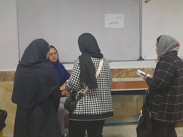 جلسه اولیا مربیان و تحویل کارنامه در دبیرستان سرافرازان