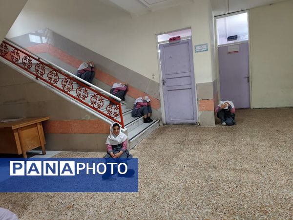 بیست و ششمین مانور زلزله و ایمنی در دبستان شهید تیمور فروغی 