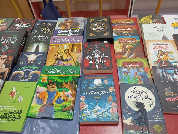 نمایشگاه کتاب در دبستان آرمینه مصلی نژاد 