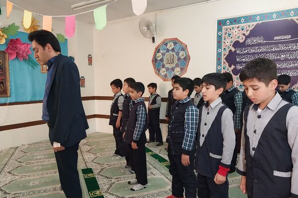 برگزاری نماز جماعت در دبستان شهید قلنبر ناحیه 2 شهرری 