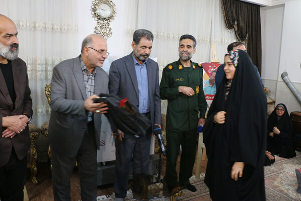 رونمایی از کتاب «بابای قهرمان من» با حضور فرزندان شهدای مدافع حرم