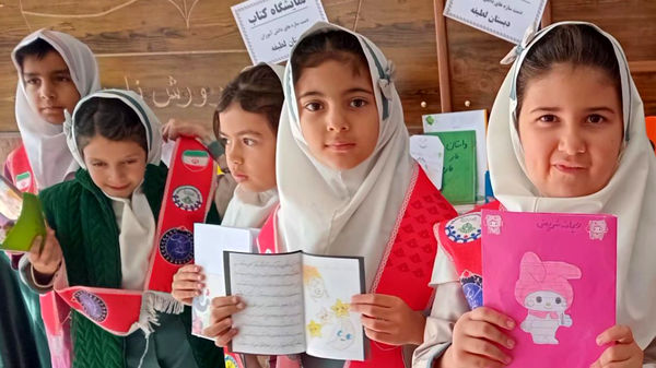 برپایی نمایشگاه کتاب‌های تألیفی و تصویرگری‌شده دانش‌آموزان در دبستان لطیفه