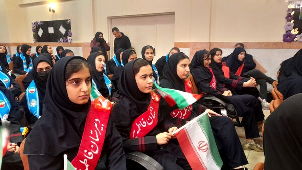 طنین‌انداز شدن زنگ انقلاب در دبیرستان فاطمه پزشکی ناحیه ۴ کرج