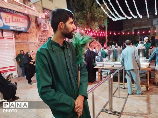 در یاد ۱۶۸ شهید، در خدمت عزاداران؛ حضور پررنگ چایخانه حضرت زهرا در اجتماع ۱۶۸ شب نیشابور
