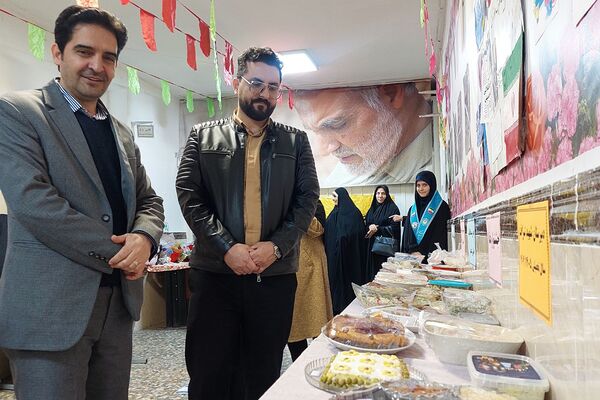 افتتاحیه نمایشگاه «مدرسه انقلاب» در مدرسه شهید شرافت بهارستان‌دو