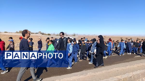 حضور پرشور دانش‌آموزان رباط‌سنگ در راهپیمایی 13 آبان ؛ حماسه‌ای از شور و همبستگی 