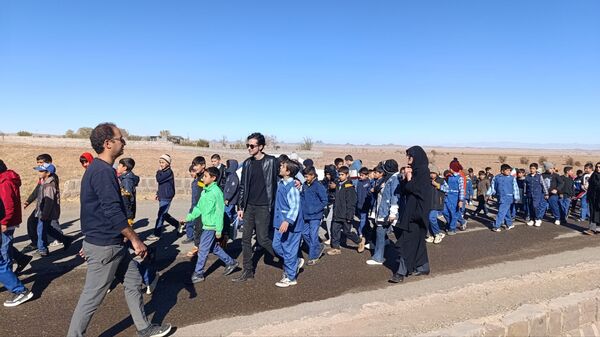 حضور پرشور دانش‌آموزان رباط‌سنگ در راهپیمایی 13 آبان ؛ حماسه‌ای از شور و همبستگی 