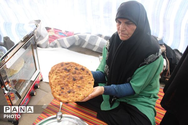 قسمت اول از مستند میزبان عشق خیمه‌الزهرا در پارک زائر؛ از پخت نان تا شربت‌خانه‌ای به وسعت عشق 
