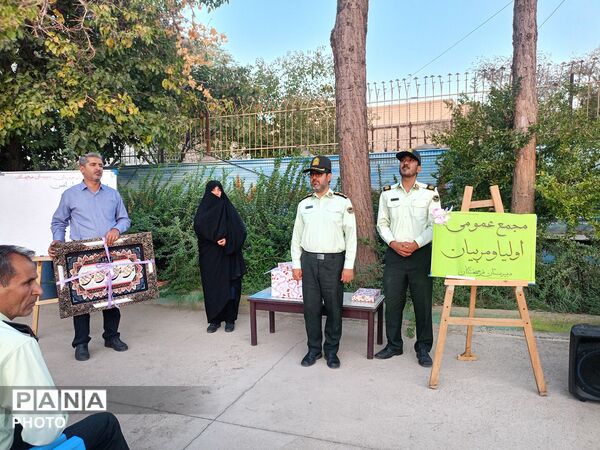 جلسه انجمن اولیا در دبیرستان دخترانه فرهیختگان