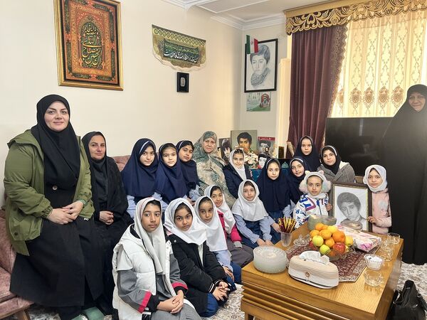 دیدار دانش‌آموزان دبستان المهدی ناحیه 2 کرج با خانواده دانش‌آموز شهید رضا پناهی