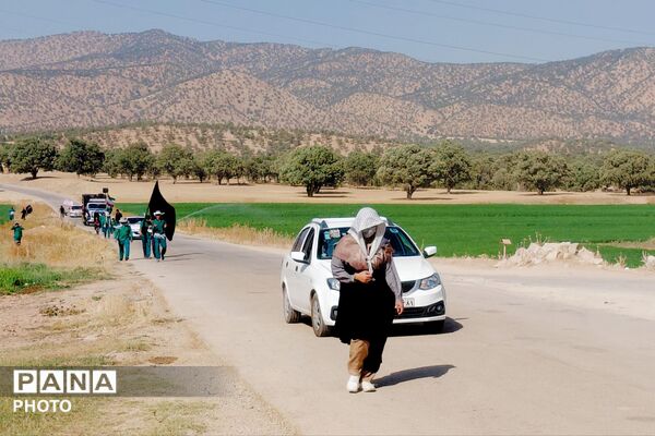 کاروان پیاده لردگان در مسیر کربلای حسینی از روستای سرسبز پل‌بریده عبور کرد