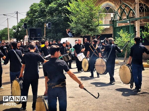 تاسوعای حسینی در بزنجرد؛ طنین عشق و ارادت به علمدار کربلا