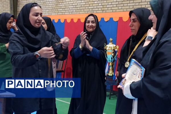 تقدیر از تیم های برتر مسابقات والیبال استانی شهرستانهای تهران در ری یک
