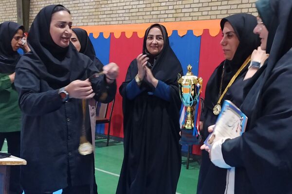 تقدیر از تیم های برتر مسابقات والیبال استانی شهرستانهای تهران در ری یک