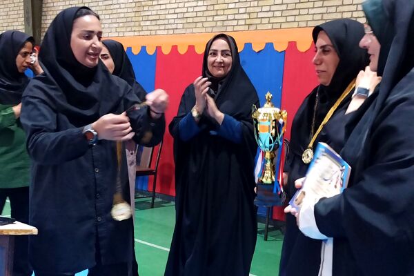 تقدیر از تیم های برتر مسابقات والیبال استانی شهرستانهای تهران در ری یک