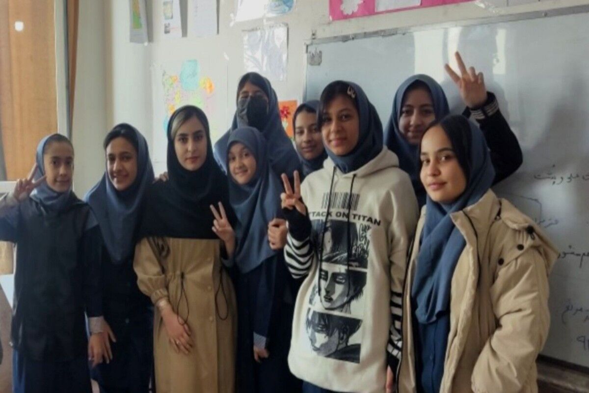 عکس یادگاری دانش‌آموزان مدرسه هجرت پاکدشت 