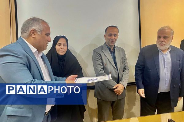 جلسه ستاد شاهد ورامین با محوریت ارتقای کیفیت آموزشی و تجلیل از فرزندان شهدا