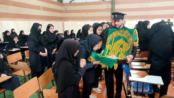 استقبال دانش‌آموزان بیرجندی از خادمان حرم امام رضا(ع)