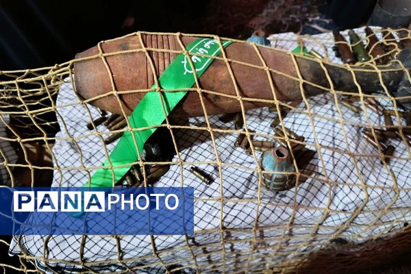 ادای احترام دانش‌آموزان دبیرستان هدی به مقام شامخ شهدا در یادواره محلی