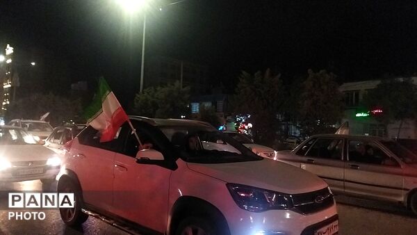 رژه ماشینی همچنان در بلوار فضل پایان ندارد 