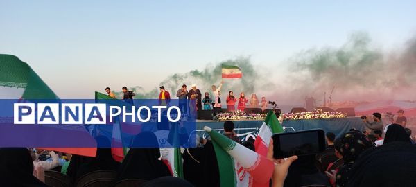 محفل قرآنی با حضور محفلی‌ها 