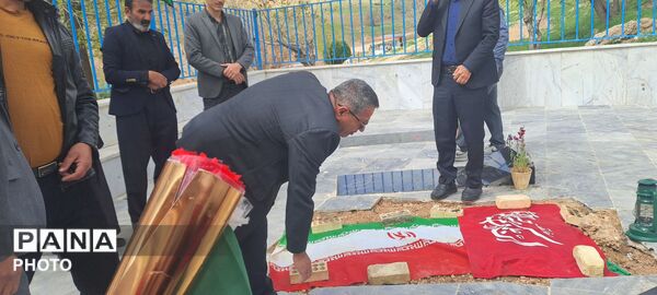  کاشت نهال ‌به یاد رهبر شهید و دانش آموزان میناب